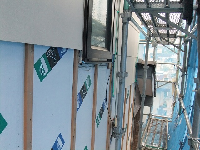 ボード取り付け中の外壁